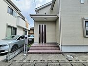 玄関・ポーチ部分は高級感溢れるタイル張り