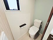 トイレには快適な温水洗浄便座付。冬場でも便器が暖かく快適です