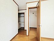 収納力豊富なウォークインクローゼットを設置。目的に応じてすっきり美しい収納を実現します。