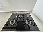 毎日の料理に嬉しい3口コンロ。グリルもあり色んなレシピを楽しめそうです。