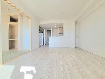 陽光と風の注ぐ明るく開放感あふれるLDK
