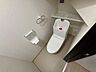 トイレ：トイレには快適な温水洗浄便座付。冬場でも便器が暖かく快適です