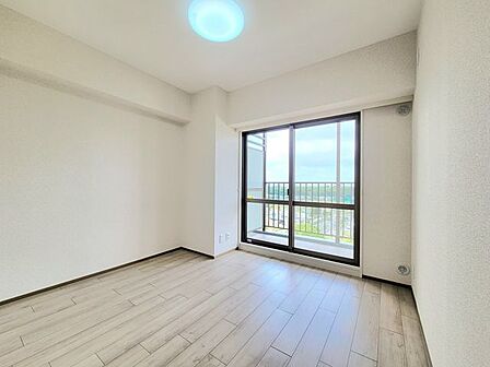 子供部屋にぴったりな洋室。明るい空間で成長を見守ります