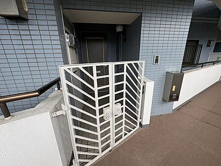 専用玄関ポーチ・門扉有り