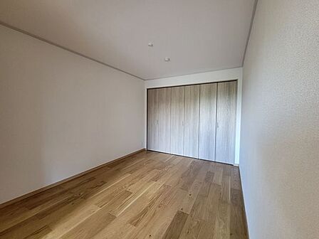 子供部屋にぴったりな洋室。明るい空間で成長を見守ります
