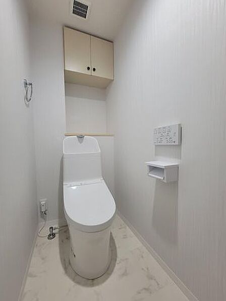 トイレには快適な温水洗浄便座付。冬場でも便器が暖かく快適です