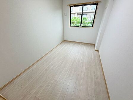 子供部屋にぴったりな洋室。明るい空間で成長を見守ります