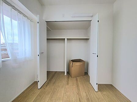 ハンガーパイプのある収納スペースはとても広々。多くのお洋服を収納いただけます。