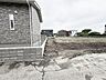 外観：閑静な住宅街の中にゆとりある敷地が広がり、これからの暮らしの可能性を静かに描き出せる場所です。