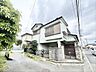 外観：緑豊かな庭と、穏やかな佇まいの邸宅