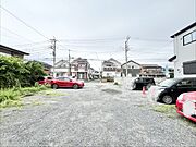 心地よい空の下、静かな街並みに溶け込む住まい。