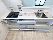 収納たっぷり。調理器具や調味料も出し入れしやすいですね。 