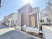澄み渡る空の下、穏やかな街並みに佇む住まい。
