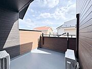 空へと視界が抜ける開放的な屋外空間が、日々の暮らしに心地よいゆとりをもたらしてくれます。