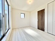 広々とした空間に、心地よい光が満ちています。