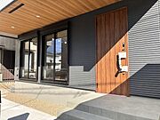 重厚な雰囲気を演出する玄関ドア。色合いが物件の表情を引き締めます。 