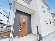 温かみのある木製ドアが、洗練された外観に彩りを添えます。