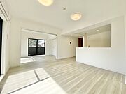 穏やかな光が床に広がり、心地よい空間が生まれます。