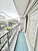 街の営みを感じながら外の空気に触れられる、開放的で風通しの良いスペースが日常に彩りを添えてくれます。