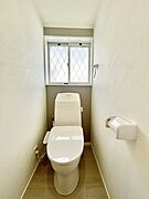 柔らかな壁の質感と、穏やかな光に包まれた空間