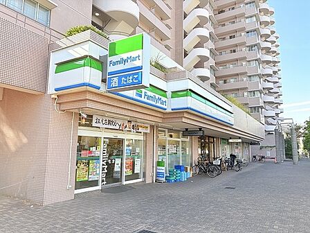 ファミリーマート千住曙町店 他にも美容室やクリニック、薬局などがテナントとして入っています。（200m）