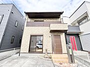 穏やかな街並みに調和する、温かみのある佇まい。