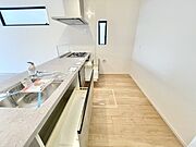 清潔感あふれる空間に、機能的なアイランドキッチンが際立ちます。
