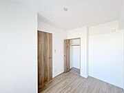 木目調のドアが、空間に柔らかな温もりを添える。