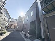 澄み切った空に太陽が輝く、爽やかな開放感のある空間