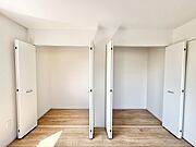 すっきりと整えられた空間に、柔らかな陽光が心地よく広がる。