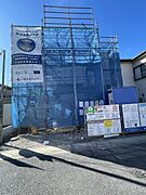 建設が進む、澄み渡る空の下。