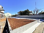北西側から見た様子です。南側・西側は暗渠の水路となっているので隣地の建物などの圧迫感もなく過ごせます。