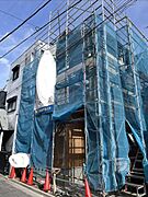 新築の建築現場は、未来への期待感に満ちています。