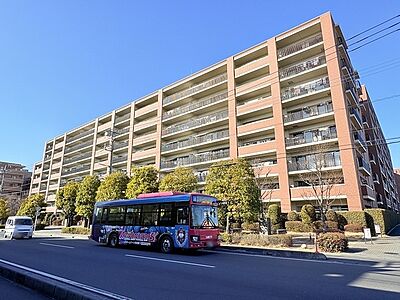 外観：南越谷2丁目バス停目の前で市内の移動にも便利です。