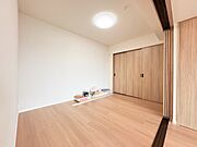 今からここを誰のお部屋にしようか、そんな洋室。 