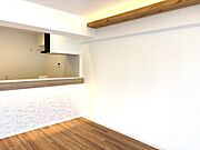 木材の温もりと間接照明が、穏やかな空間を演出します