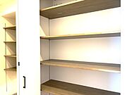 見せる収納も隠す収納も、どちらも叶う空間