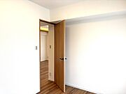 空間に広がりを感じさせる、温かみのある木目扉の向こう側。