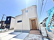 青空に映えるすっきりとした外観が、心地よい日常の始まりを予感させる住まいです。