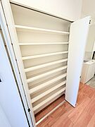 廊下や玄関の共用部には、こんな収納があるととっても便利です。 