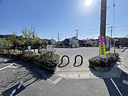 広々とした空間に、清々しい空が広がる街並み