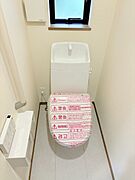 トイレは玄関すぐの場所ですが、土間部分からは見えないのがポイントです。