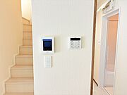 テレビモニター付きインターフォンと給湯器リモコン