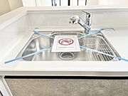 水回り空間に清潔感あふれる、すっきりとした設え。