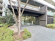 緑豊かな植栽と洗練されたエントランスが、上質な暮らしを予感させます。