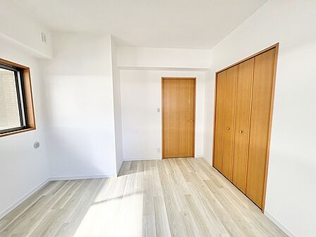 木の温もりと白い空間が調和する、心地よい居住空間