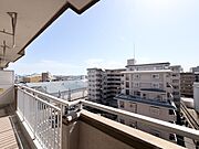 見晴らしの良いバルコニーから広がる、開放感あふれる街並み。