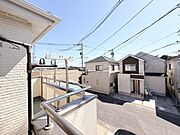 広がる青空と静かな街並みが心地よい、穏やかな時間が流れる住まい。