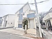 青と白のコントラストが爽やかな、穏やかな佇まい。