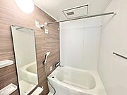 温もりを感じる木目調の壁が、くつろぎの空間を演出します。